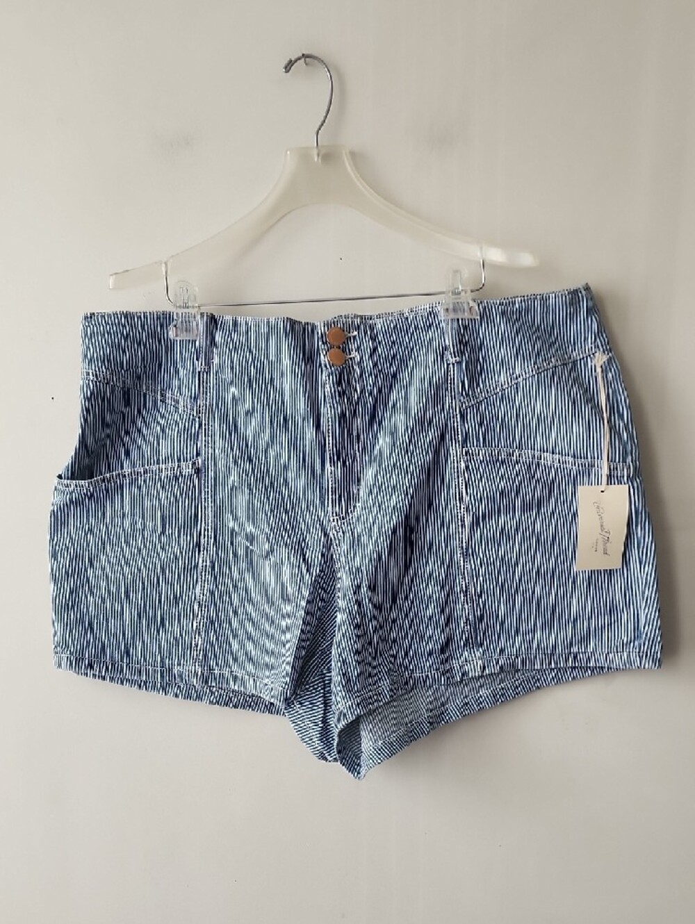 Universal Thread Blue and White Striped High-Waist Women’s Shorts - Picture 4 of 9
